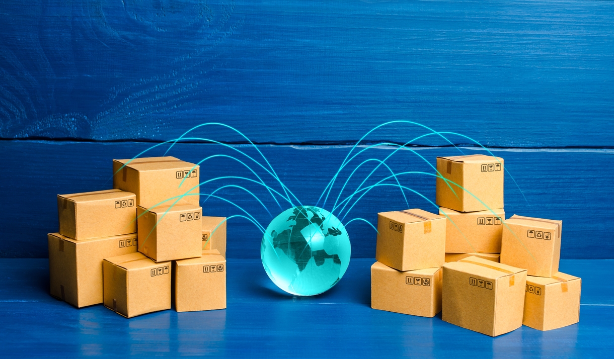 Mapa mundial con rutas comerciales y cajas de mercancías, concepto clave y primeros pasos en comercio exterior para empresas